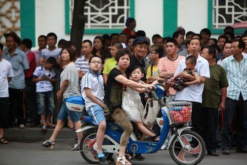 打架吃瓜现场,一场激烈打斗背后的吃瓜群众众生相