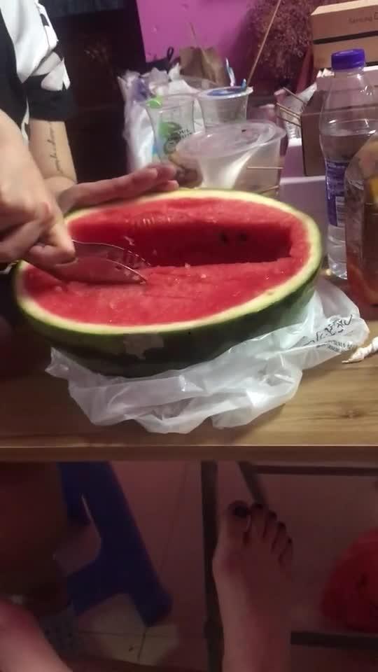 宿舍小孩吃瓜,揭秘宿舍小孩的欢乐食趣